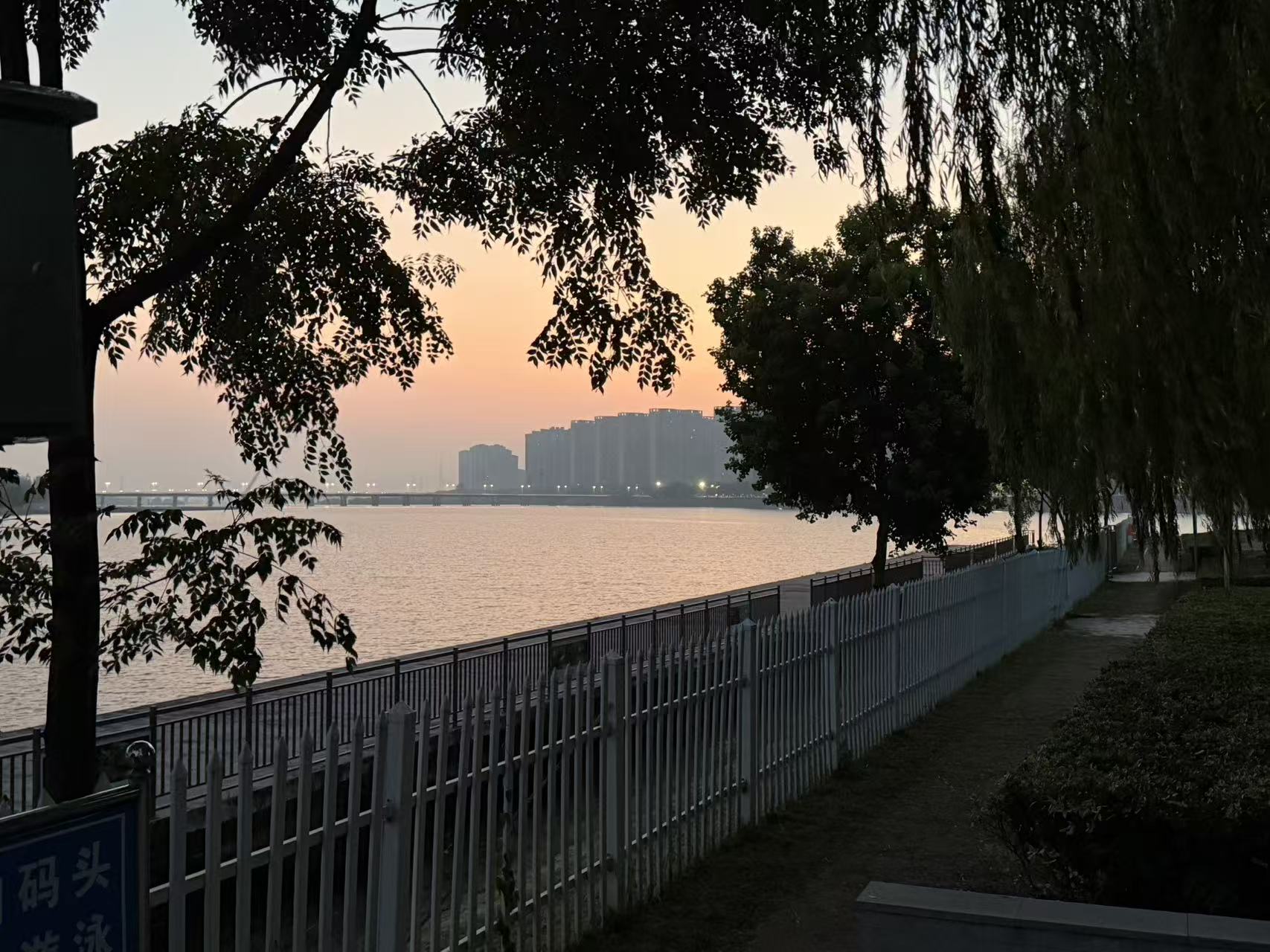 月亮岛清晨江景